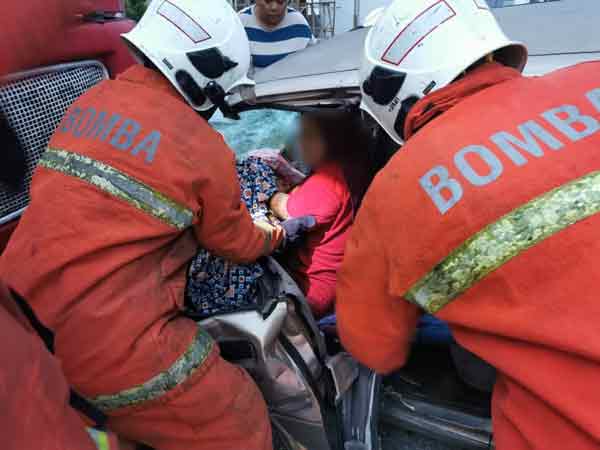 消拯员救出婴儿时，证实已气绝。