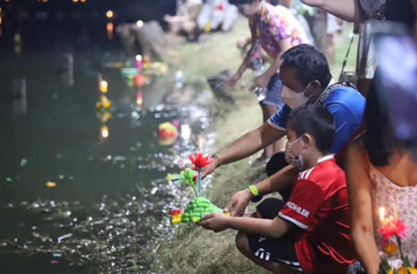 泰国民众庆祝水灯节。