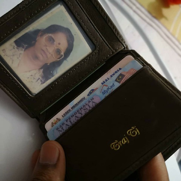 钱包内的新币钞票、重要证件及他已故祖母的珍贵照片，全都原封未动。（图取自特拉杰的面子书）