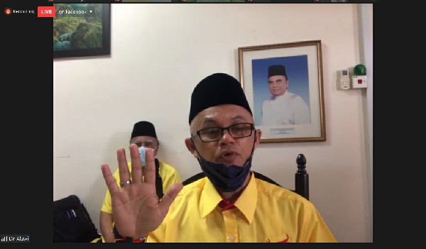 彭加兰峇株候选人阿鲁威,在宣誓仪式上含泪,数度哽咽。