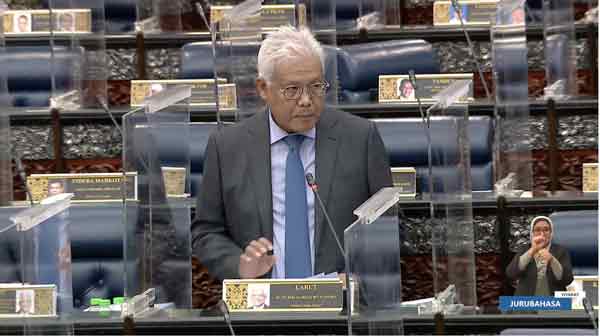 韩查再努丁在国会下议院，回答议员提问。