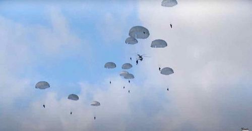 俄伞兵邻国演习 2人空中相撞身亡