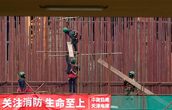11月18日，越南员工在中国玲珑轮胎厂建筑工地工作。（美联社）