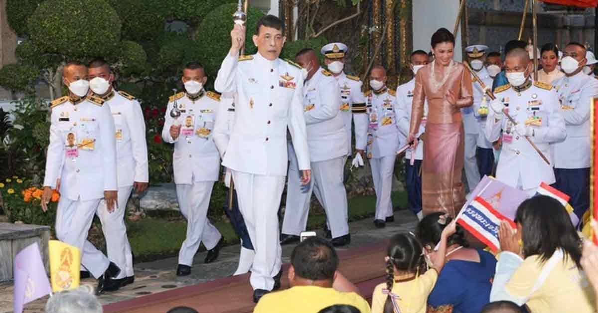 泰王在20日短暂返回泰国参加传统仪式。