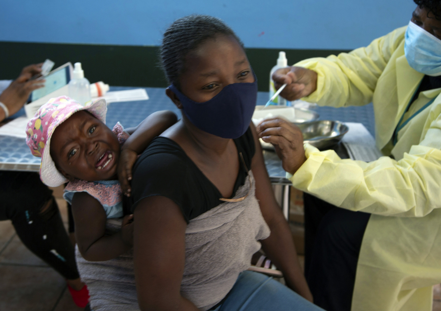 一名母亲在约翰内斯堡接种疫苗。（美联社）
