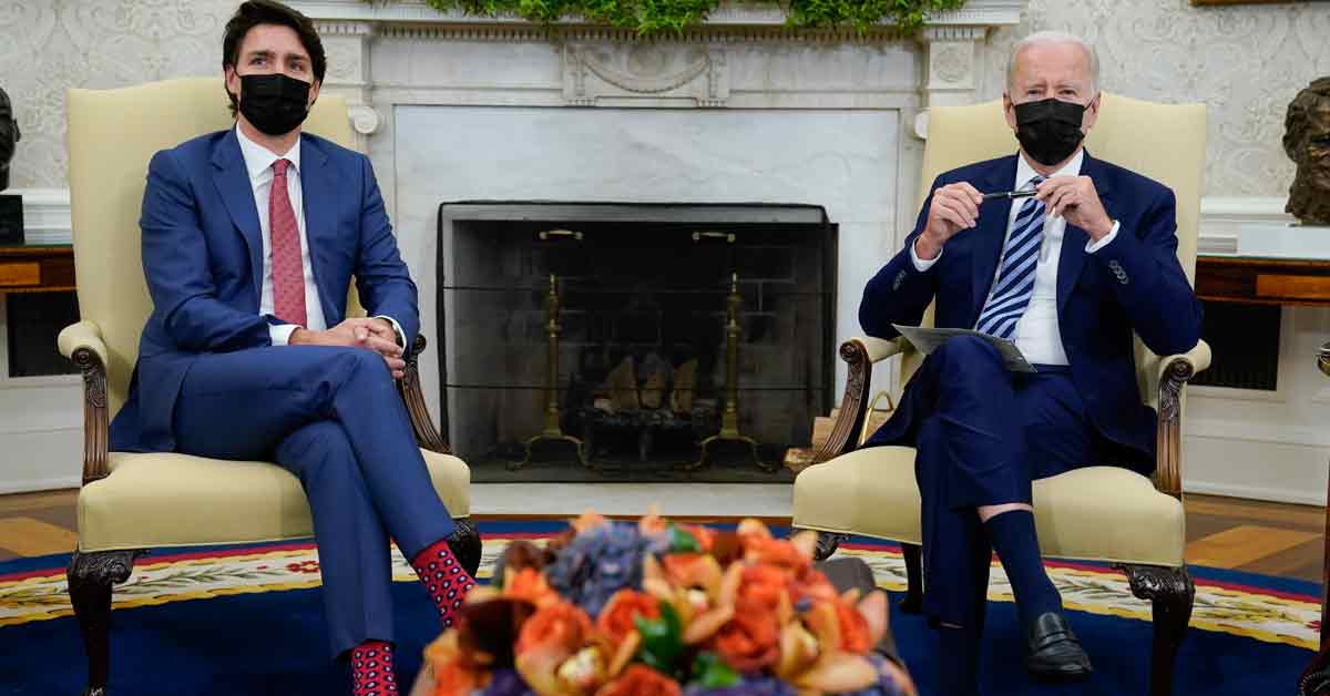 拜登（右）周四在白宫会晤加拿大总理特鲁多。（美联社）