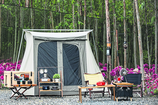 购买许多露营装备和配件，追求舒适的露营体验和美学，而不是满足于在外过夜这么简单。