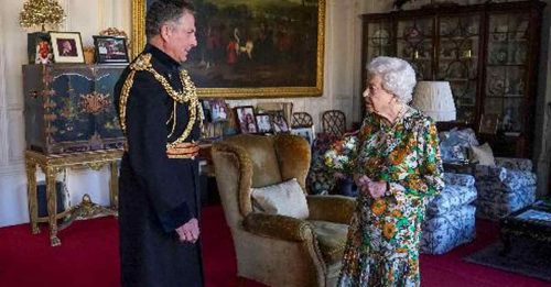 休养1个月后露面 英女王接见参谋长