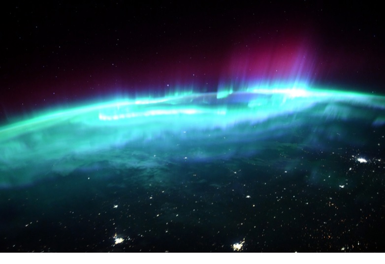 法籍太空人佩斯凯在推特分享从国际太空站捕捉到的画面，只见来自地球的蓝绿色极光，美到令人窒息。