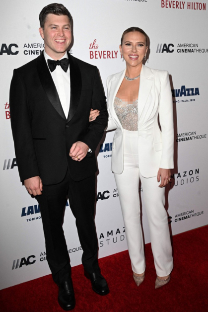 施嘉莉祖安逊（右）被授予美国电影贡献奖，和老公柯林佐斯特甜蜜现身。