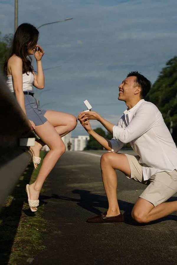 陈俐君的男友在高速大道旁向她求婚。