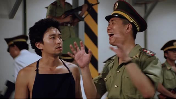 黄锦江（右）在《凌凌漆大战金枪客》饰演大反派金枪客。
