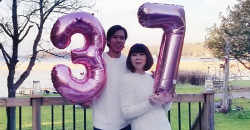 林嘉华结婚37年  夫妻情侣装秀恩爱