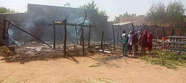 由稻草和木材建造的学校教室被烧得精光。