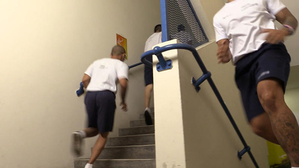 丹那美拉一狱所的32名囚友参与40楼的垂直马拉松。（新加坡监狱署提供） 