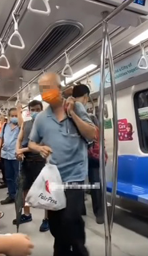 穿灰色T恤的阿叔疑因提醒另一名阿叔，不要在地铁内大声播放音乐，结果被对方连续挥拳攻击。（取自面子书专页）