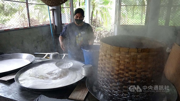 位于曼谷西南方的安帕瓦盛产椰子，许多在地社区依然以贩售椰子相关制品维生。图为当地人爬上椰子树摘采椰子花蜜准备制作椰糖，以及一间民宿工作人员熬煮椰子花蜜。（中央社）