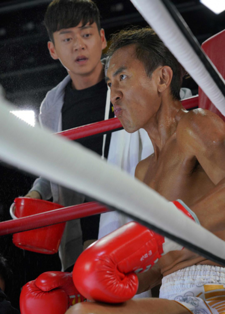 拳手海正曦在一次拳赛中，因教练石傲山指导上的失误，令他受重伤身亡。