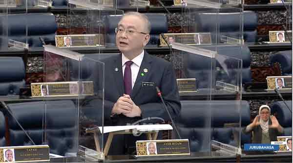 魏家祥在国会下议院，参与部长问答环节。