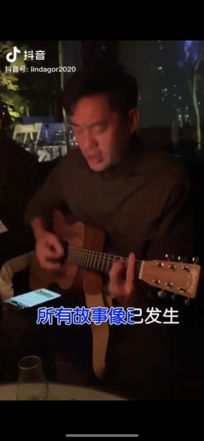 陈国坤弹结他，唱《友情岁月》。