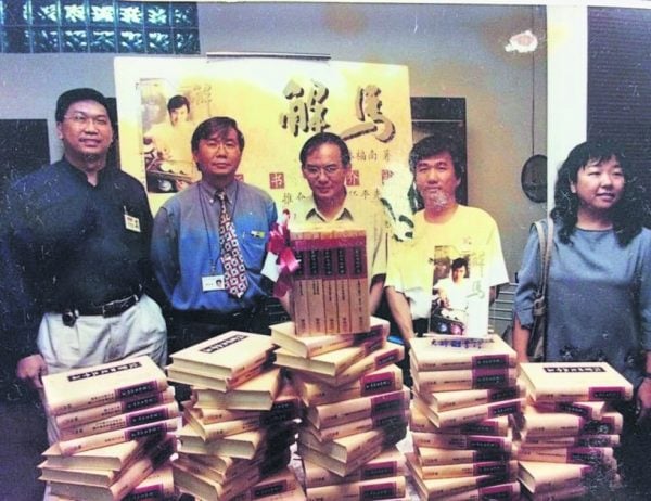 钱穆一生写了几千万字的书，也是吉隆坡马大中文系的创系教授之一。图为2000年，大将书行傅兴汉、傅承得赠送林福南《钱穆全集》。