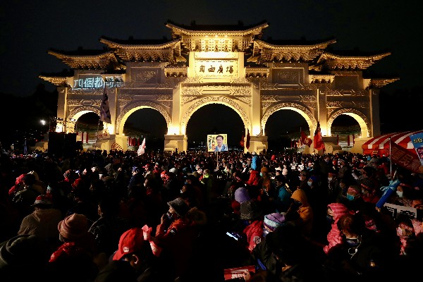 国民党在台北中正纪念堂举办造势晚会，蓝绿造势相距不到500公尺，双方活动短兵相接，活动现场聚集大批热情民众。