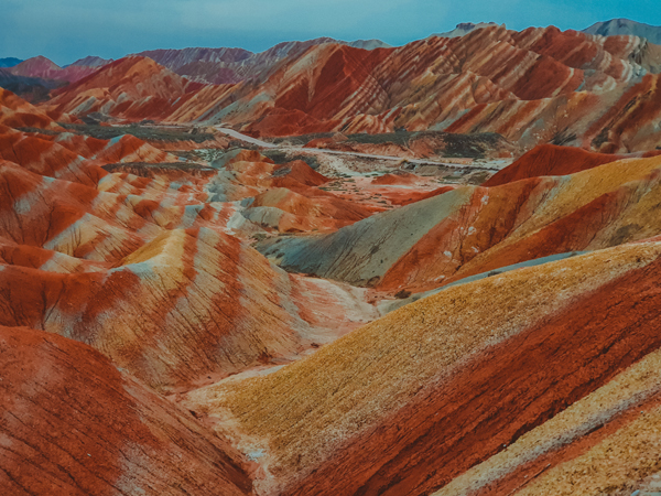 不同色度的岩层纹理，看得我们啧啧称奇。