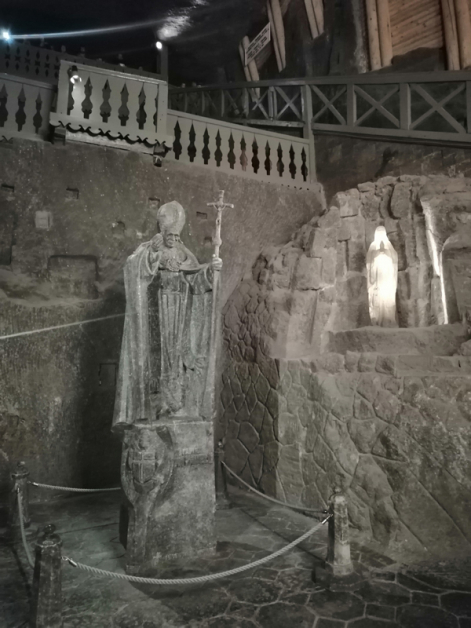 礼拜堂内出现的人物浮雕，都是由旷工用盐块一刀刀刻凿而成。