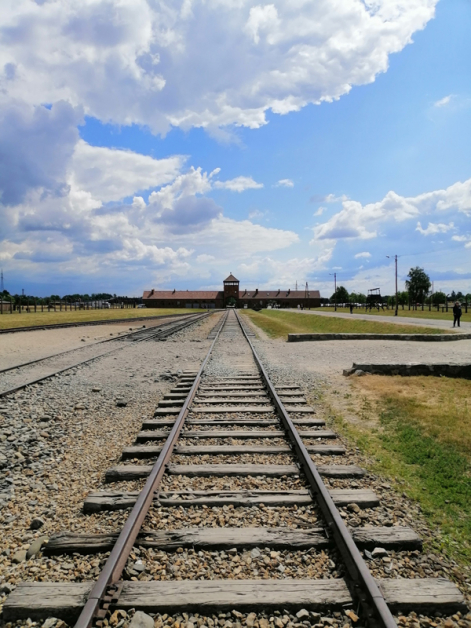 踏进第2营地比克瑙集中营，即见死亡铁道。