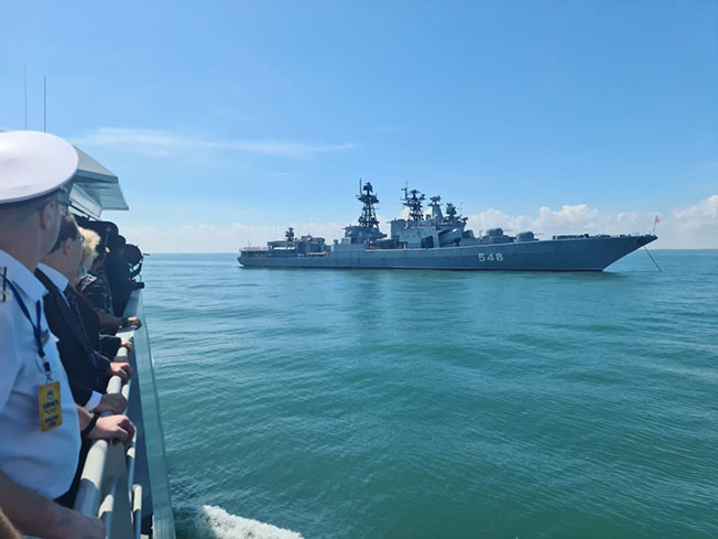 俄罗斯海军将领和东协成员国代表，周二检视参与演习的俄罗斯太平洋舰队大型反潜驱逐舰“潘捷列耶夫海军上将号”。