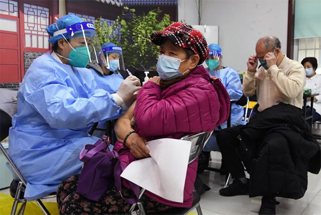 中国坚持清零防疫策略，强力催打疫苗。图为北京海淀一处社区接种站施打情况。