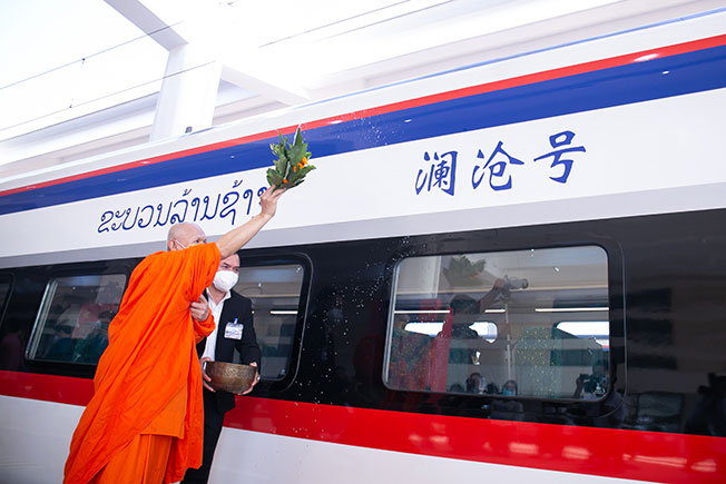寮国周四在中寮铁路永珍车站，举行寮国传统仪式，请来僧侣为中寮铁路祈福。（新华社）