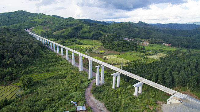 中老铁路线路全长1035公里，跨越了167座桥梁和75条隧道。图为寮国北部拍摄的铁路路段。（新华社）