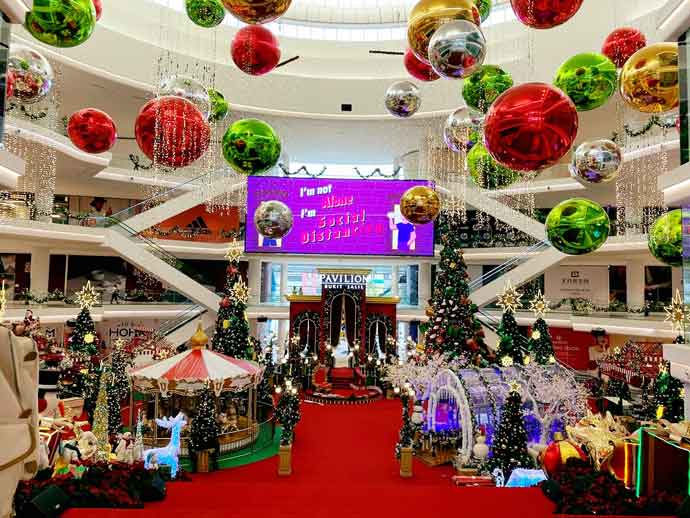 武吉加里尔柏威年广场的大厅布满圣诞装饰。