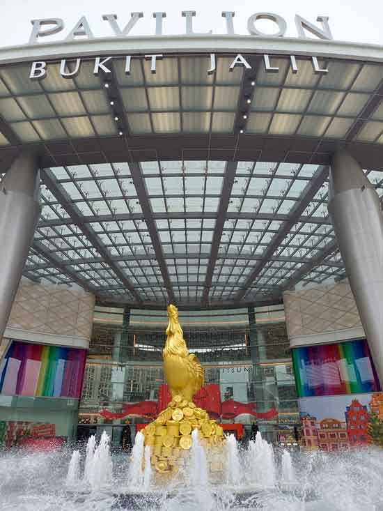 广场正门入口处标志性的金鸡喷泉，是我国最大的金鸡雕像。
