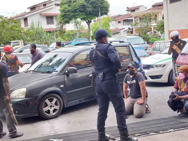 警方和匪徒展开追逐战，最终成功逮捕至少3名匪徒。