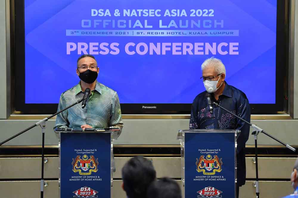 希山慕丁（左起）和韩查再努丁出席2022年亚洲防务展和亚洲国家安全展推介礼后，召开记者会。
