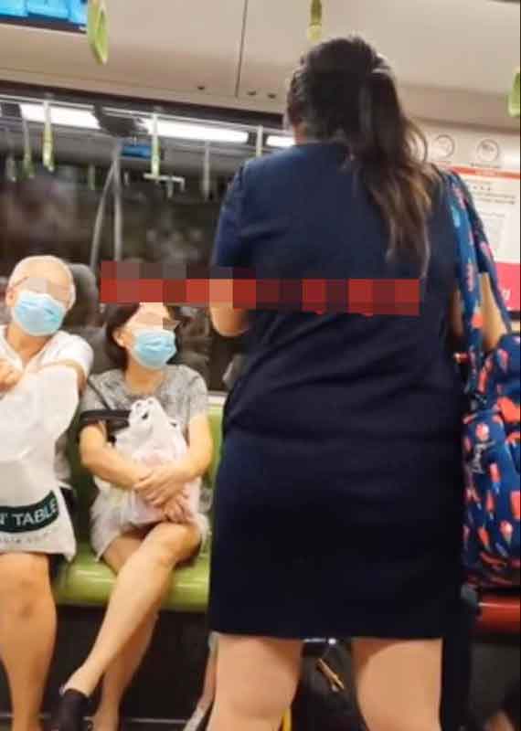 阿嫂在地铁内不满婴儿没戴口罩，破口大骂。（取自网络视频截图）