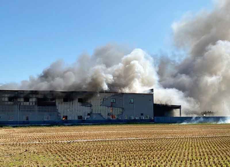 彰化花坛乡一家工厂恶火，火势猛烈。