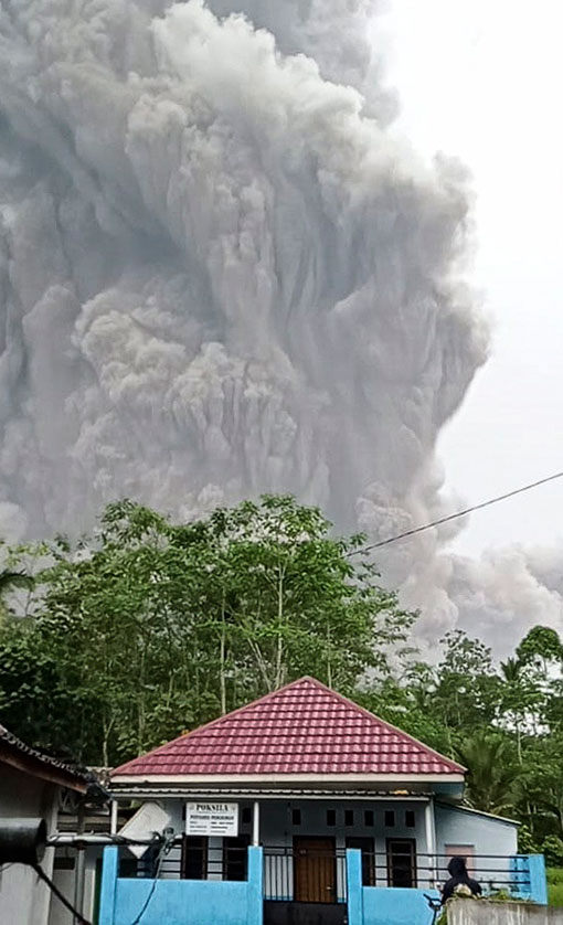 塞梅鲁火山喷出大量浓烟和火山灰。（欧新社）