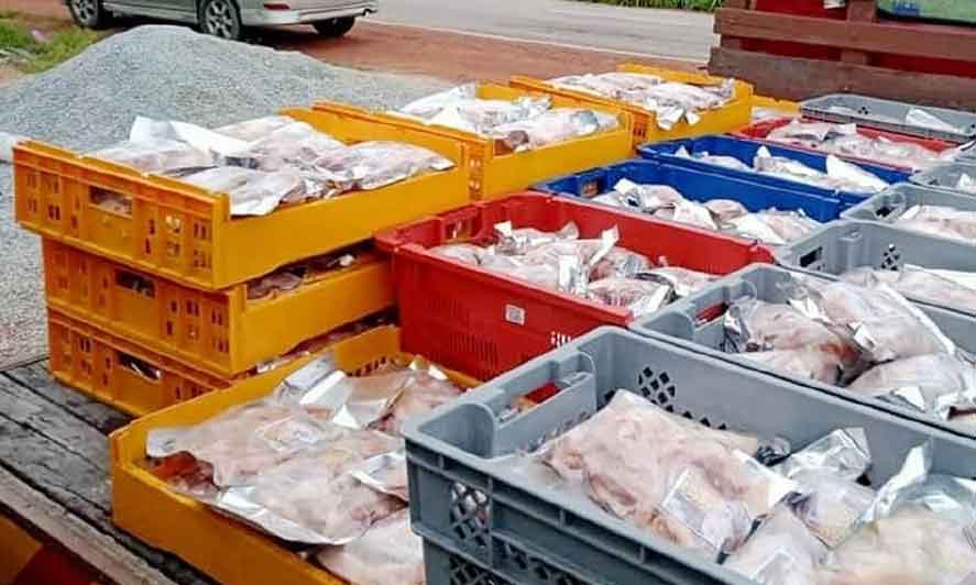设在麻坡至峇株巴辖路旁的摊位，鸡肉售价较市场平均每只约25令吉的价格更低，吸引顾客抢购。（取自网络）