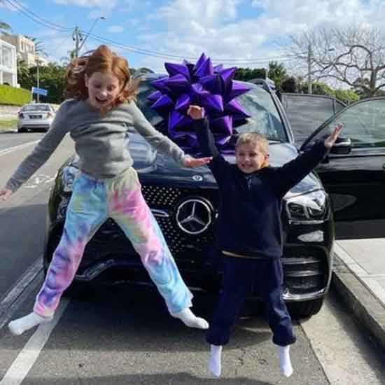 柯蒂斯和弟弟在新买的马赛地车前欢呼。