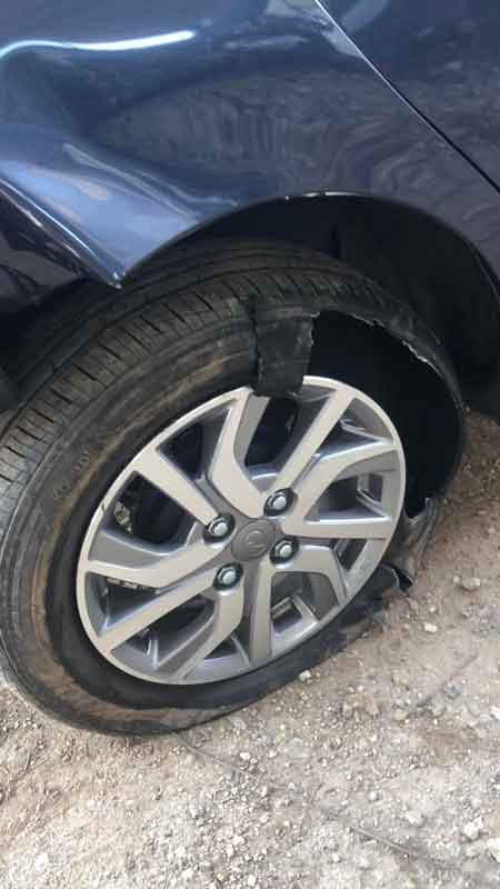 女子驾驶的车辆轮胎已严重破损。