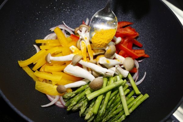 姜黄粉也很适合与蔬菜、菇类一起拌炒！
