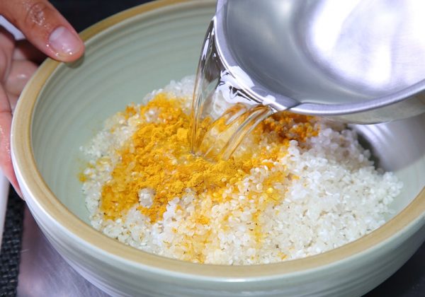 姜黄饭：把米洗净后，加入姜黄粉和水，再放入电锅中、按下开关蒸煮即可。