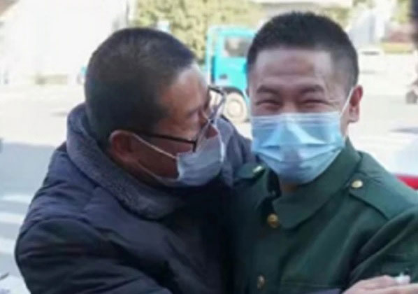 原本陌生的45岁的许男（左）与袁男一起由山东搭火车到浙江寻找亲生家庭，没想到两人竟是亲兄弟。