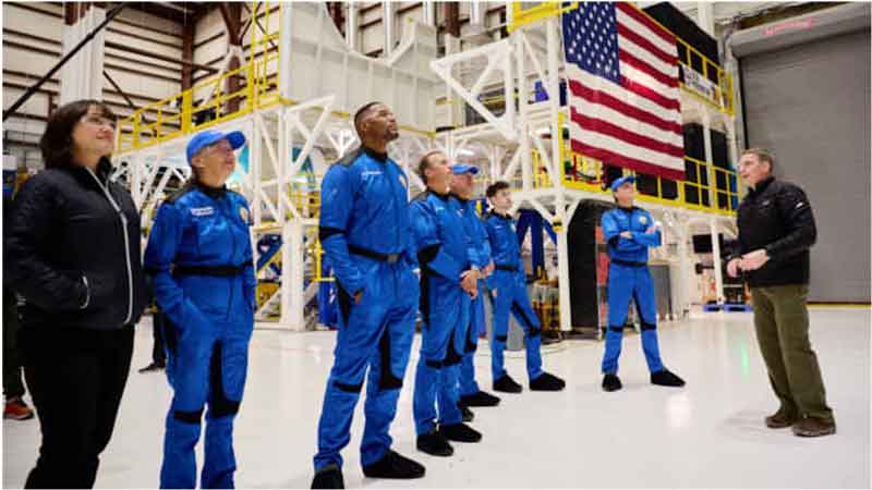 准备进入太空舱前的6人（左起）：丘奇利、斯特拉恩、迪克、贝斯、卡梅伦和泰勒。