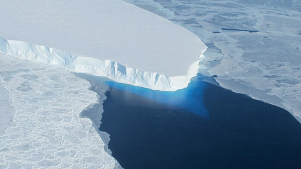 南极洲思韦茨冰川。