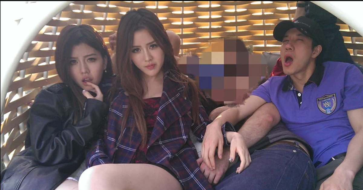 王力宏（右）表情迷濛将右手搁在Yumi（左2）左手上，网友怀疑造假。