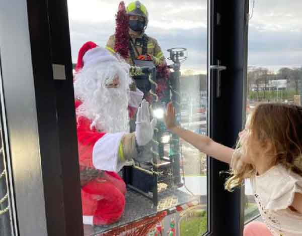 英国慈善团体阿尔奇基金会与消防局合作，替住院儿童庆祝圣诞节。